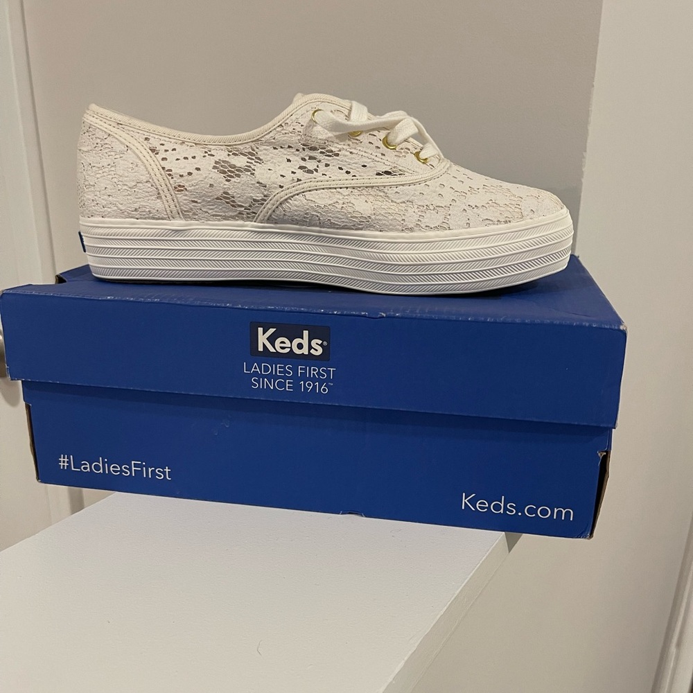 Keds lace double decker tennis shoes
